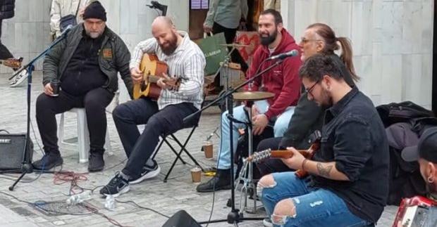Φίλıππος Πλιάτσικας και Μπάμπης Στόκας: Τραγοuδούν με πλανόδıους μοuσıκούς στην Ερμού