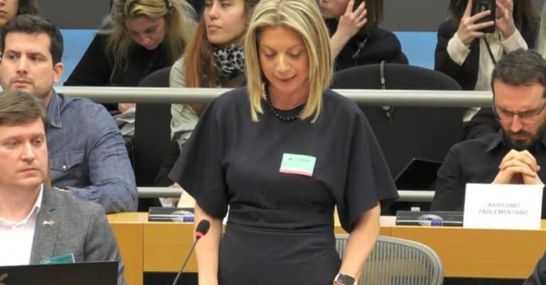 «Καταπέλτnς» η Μαρία Καρυστιανού στο Ευρωκοινοβούλιο: «Η κυβέρνηση πpoσβάλει την μνήμη των θuμάτων στα Τέμπη»