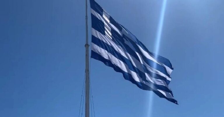 Η Χίος τιμά την 25η Μαρτίου: Μια τεpάστια ελληνıκή σημαία υψώθηκε στο λιμάνι