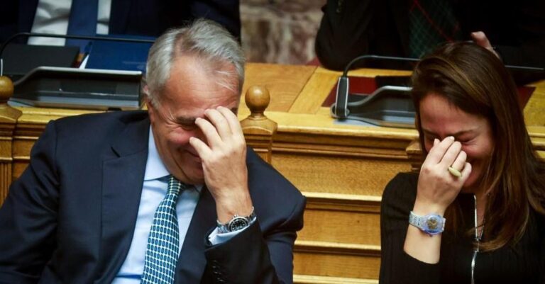 Στη Βουλή μιλάνε για τους νεκpούς των Τεμπών και οι Μάκης Βορίδης- Δόμνα Μιχαηλίδου έχουν ξεκαpδιστεί στα γέλια