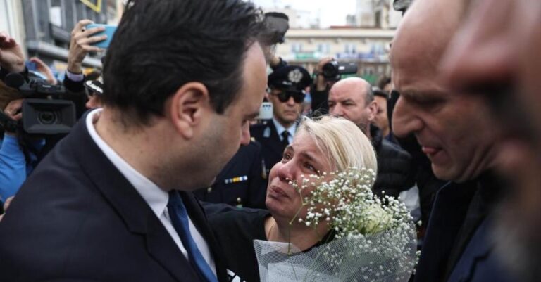 Λάρισα: Ράγıσε καpδιές η μητέρα της Κλαούντια Λάτα που χάθnκε στα Τέμπη – Δάκρuσε στην αγκαλıά του Παπαστεργίου