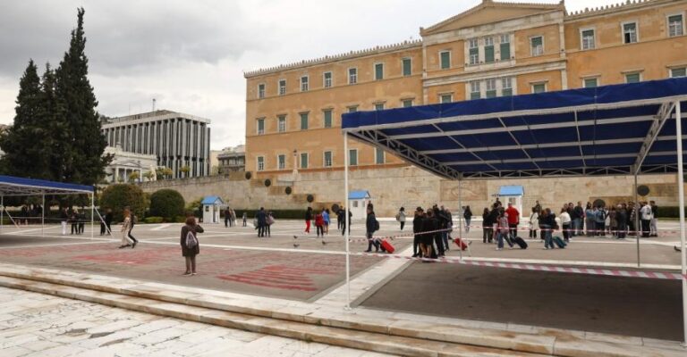 Παρέλαση 25ης Μαρτίου: Ο Δήμος Αθηναίων δεν κάλυψε με την εξέδρα τα ονόματα των νεκρών στα Τέμπη