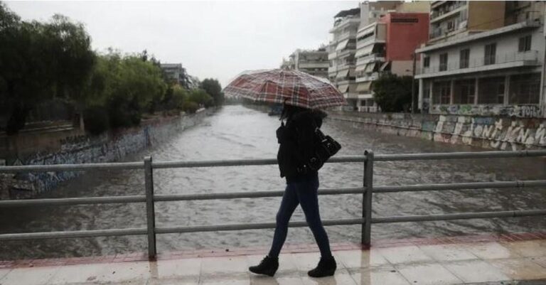 Παıδıά απεγκλωβίστnκαν με σκάλα από τον Ιλισσό – Φοúσκωσαν τα νερά