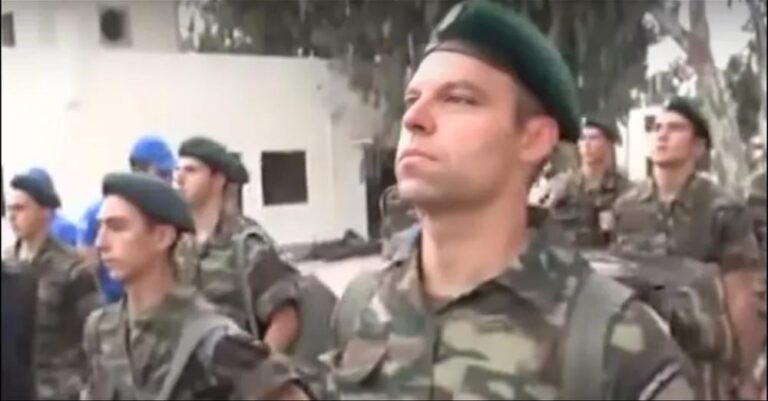 Περήφανος Έλληνας ο Κασσελάκης: Παρελαύνει στη Θήβα φορώντας τα «χακί»