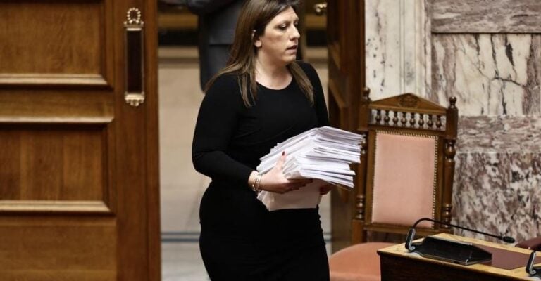 Βουλή: Με μία στοίβα από έγγραφα ανέβηκε στο βήμα η Ζωή Κωνσταντοπούλου