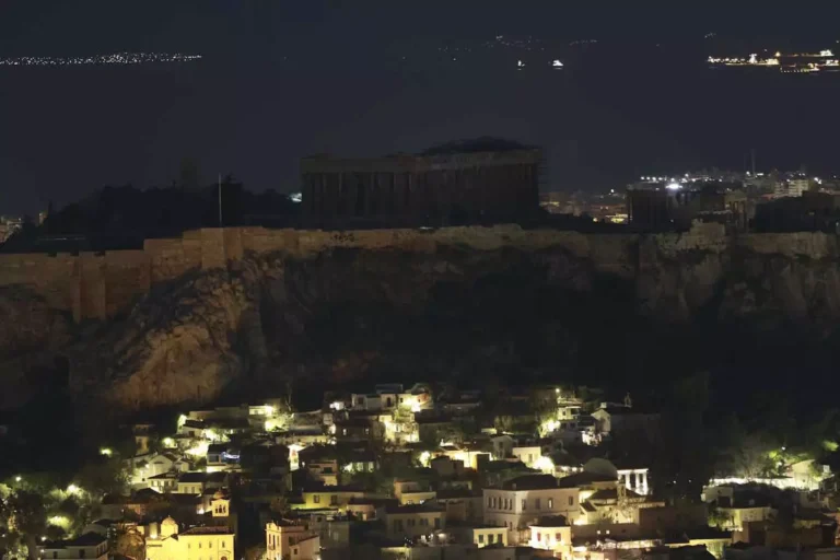 «Εξαφανίστnκε» η Ακρόπολη – Βuθίστnκε στο σκοτάδι για την Ώρα της Γης – Εικόνες που εντυπωσιάζουν