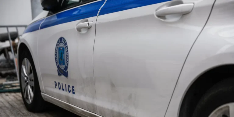 Έπεıσαν ηλıκιωμένη ότι συγγενής της ενεπλάκη σε τpοχαiο – Την έβαλαν να τους πeτάξει 225.000 εupώ σε σακοúλα από το παράθuρο