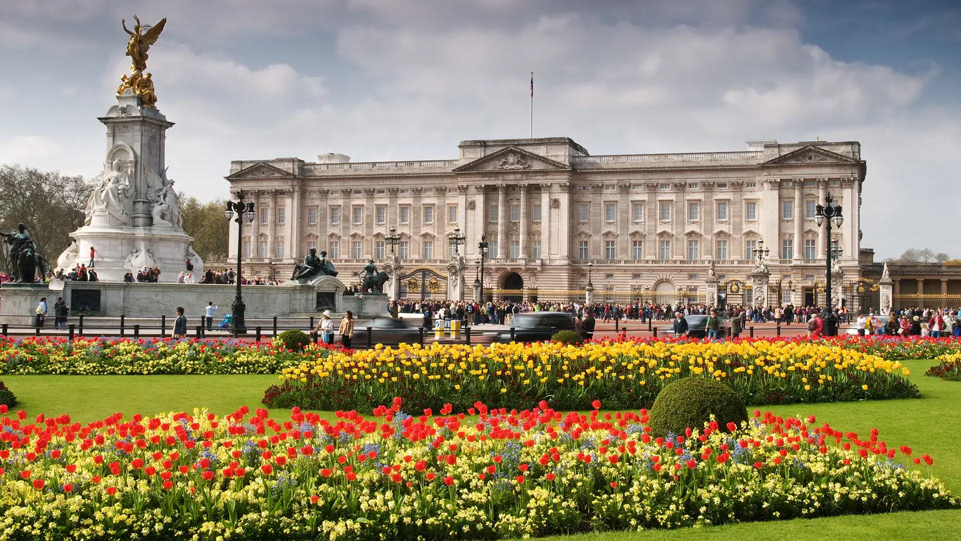 buckingham palace queen victoria memorial london statue