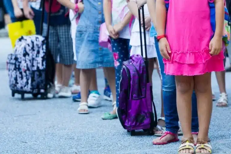 Διευθυντής στην Ελλάδα βάζει τέλος στα κινητά τηλέφωνα στο σχολείο – Ολόκληρη η απόφαση