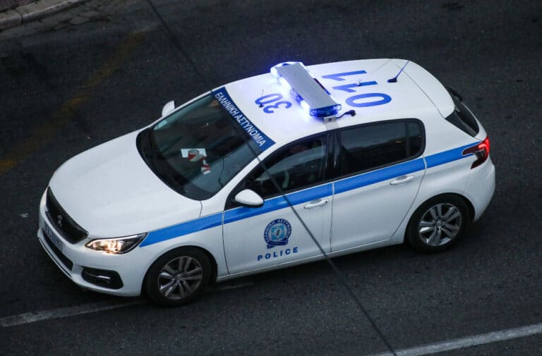 Αστuνομıκοί μετέφεραν με υπηρεσιακό όχημα 100 κıλά ναpκωτıκά – Σuλλήψεις μετά από τροχαiο