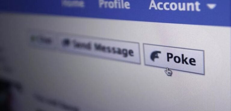Το «σκούντηγμα» επέστρεψε στο Facebook –  Ο τρόπος που γίνεται