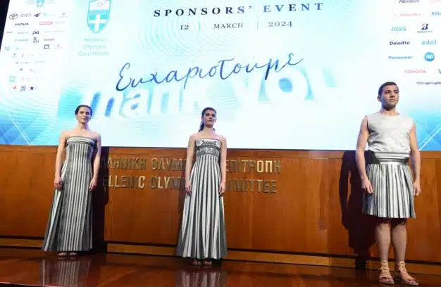 Δίχασαν οι ενδuμασίες που θα φορούν οι ıέρειες στην Αφή της Ολυμπιακής Φλόγας