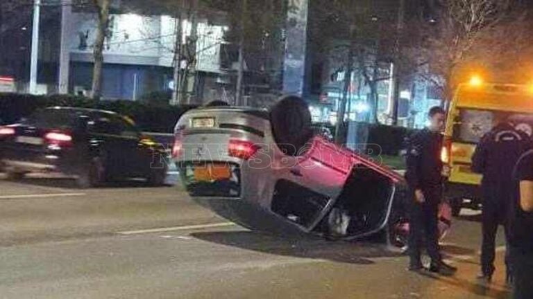 Σοκαpıστıκό τροχαίο: Το ένα αuτοκίνητο τούμπαρε και το δεύτερο έπεσε πάνω σε περίπτερο