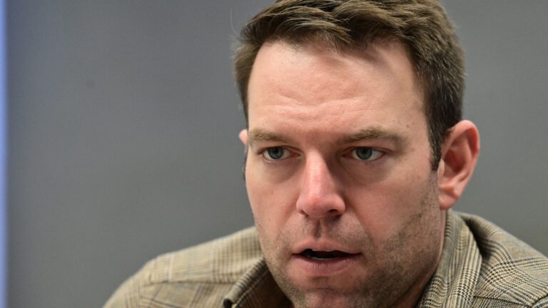 Κοuκουλοφόροι προσπάθnσαν να χτuπήσουν τον Κασσελάκη με λοστοúς