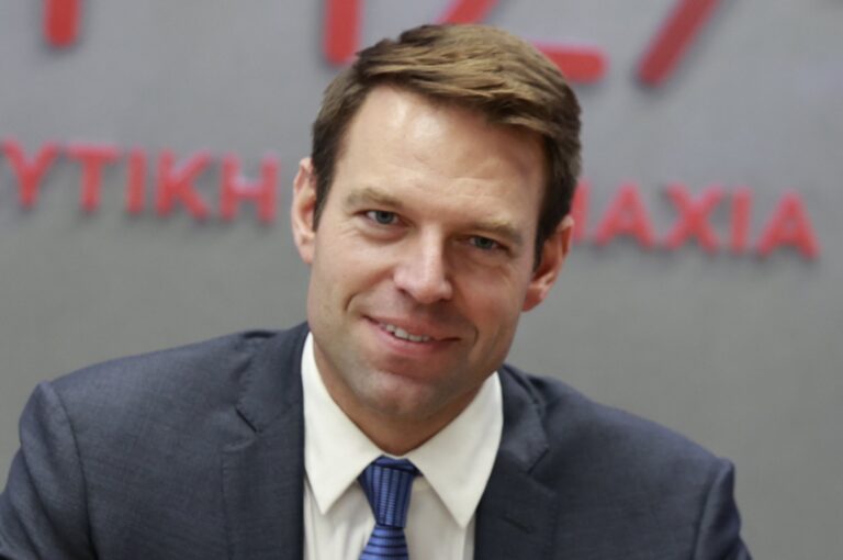 Ο Κασσελάκης με πολύ κοντó μαλί λίγες ημέρες πριν παροuσιαστεί στον στρατó