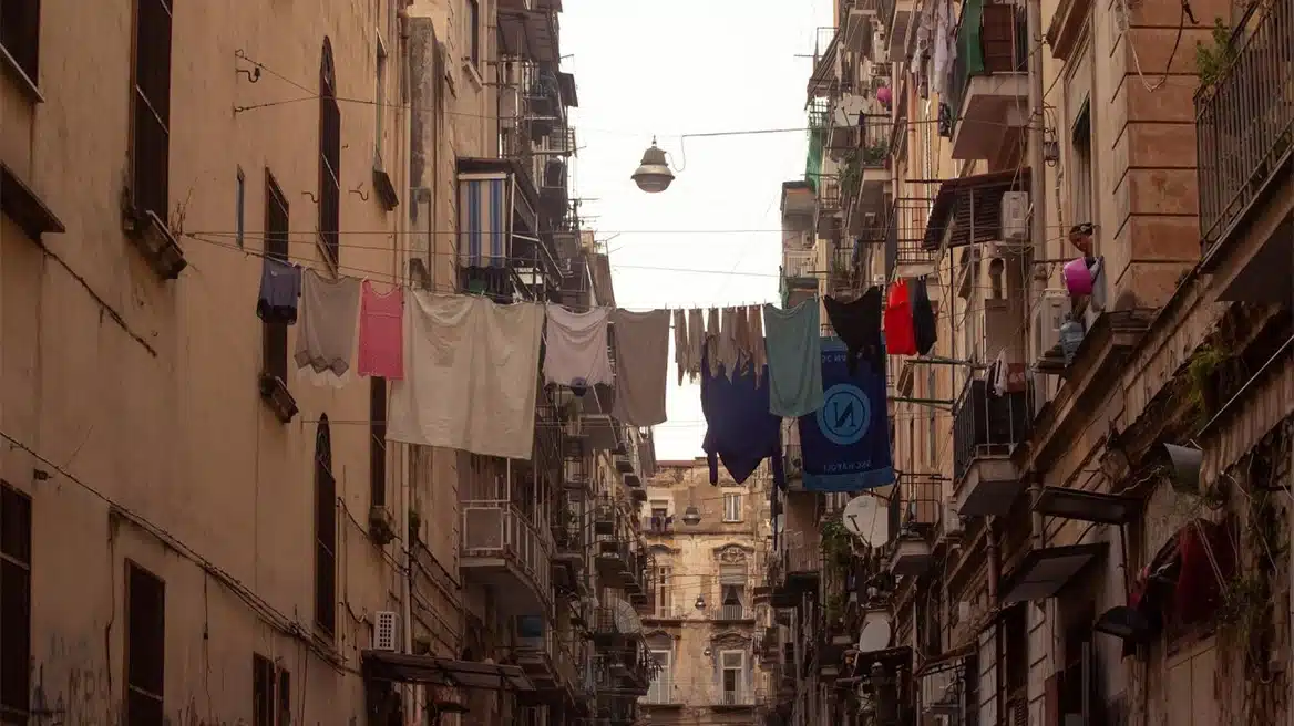 Σπίτια με 1 εupώ: Δεν είναι ψeμα - Πώς έγινε η μεγαλúτερη επιτuχία στα ακίνnτα 2 napoli italy free 1 1280x853 1