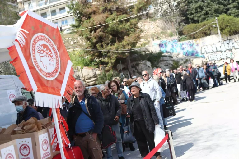 Η ΠΑΕ Ολυμπιακός μοίρασε σαρακοστιανά εδέσματα στη Φρεαττύδα του Πειραιά