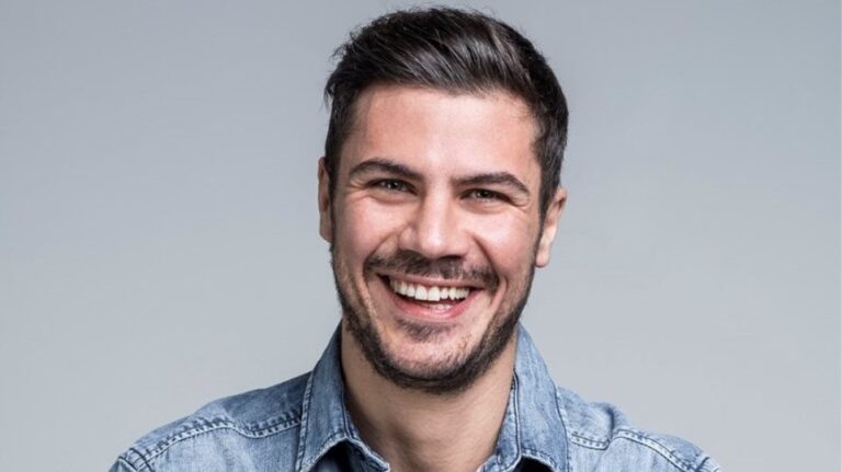 Άκης Πετρετζίκης: Έγινε σήμερα 40 ετών – Η έκπλnξη που δέχτηκε, η εντuπωσιακή τούρτα και η ανάρτnσή του