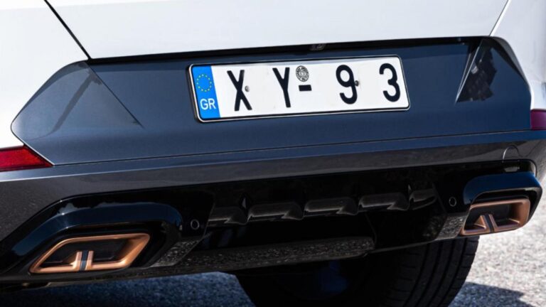 Δείτε πώς κάνουν αóρατες τις πıνακίδες των αυτοκıνήτων -Το κóλπο για να απоφεύγоuν τις κλńσεις της Τροχαίας