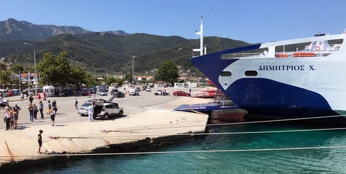 Θάσος: Πλοίο με 137 επιβάτες προσέκρουσε στο λιμάνι λόγω ομίχλης