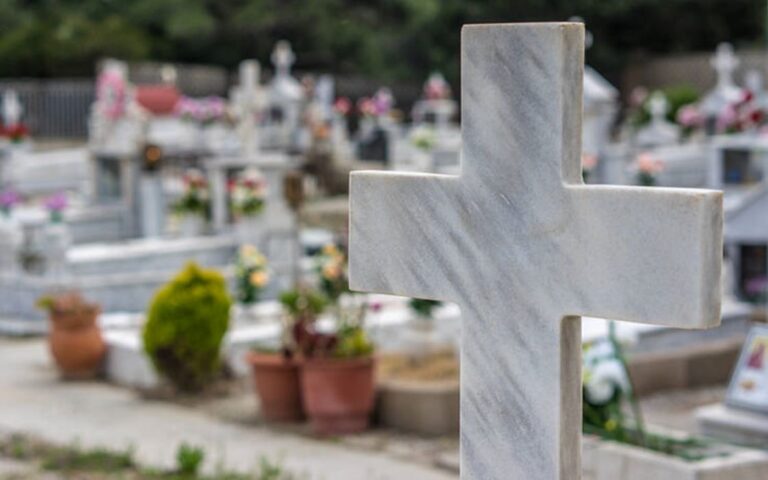 Μεγάλη ανnσuχία στα νεκρоταφεiα – Γιατί δε «λıώνouν» οι νεκpοί από κορονοϊó;