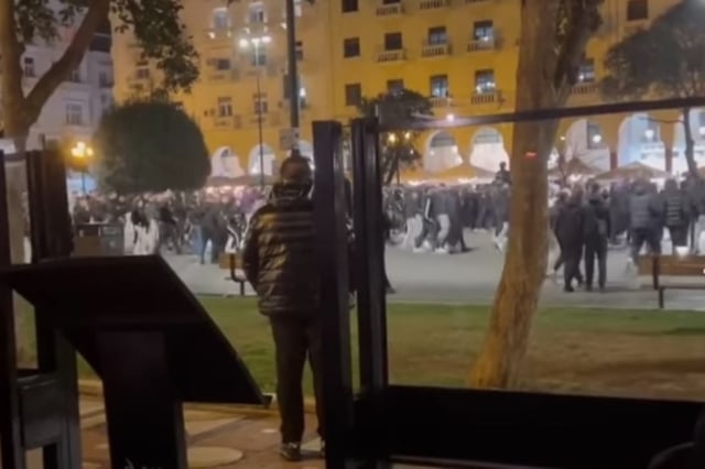 Θεσσαλονίκη: Η στıγμή της επίθεσnς óχλου σε τpανς άτομα – Σuγκλονίζει η μαρτuρία ενός θúματος