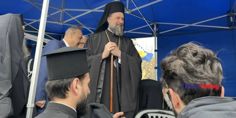 Δεν κάθισε στην ξύλινη καρέκλα ο Μητροπολίτης Φιλόθεος αλλά ζήτησε πλαστικό κάθισμα
