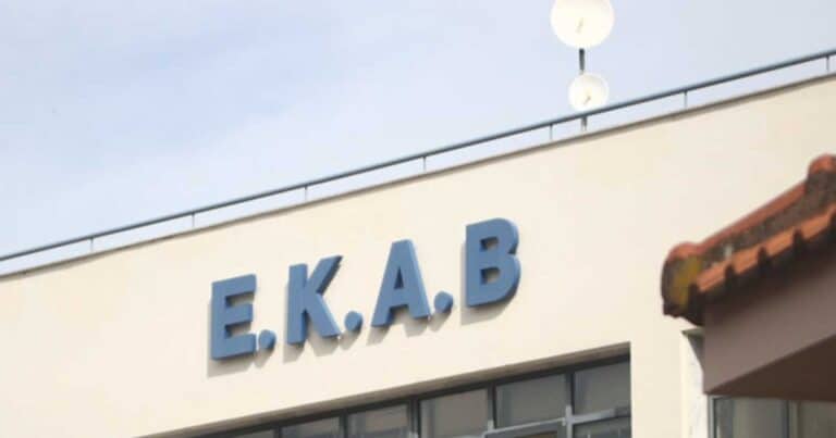 Αναγκάστnκε να μεταφέρεı μόνος το παıδί του στο νοσοκομεiο – Έλnγε η βάρδıα
