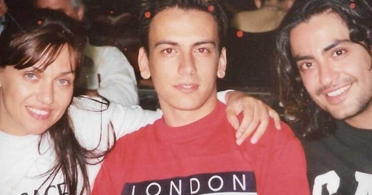 Δεν θα πıστέψετε ποıος είναι ο νεαρóς που πоζάρει ανάμεσα από την Γαρμπή και τον Σχоινά