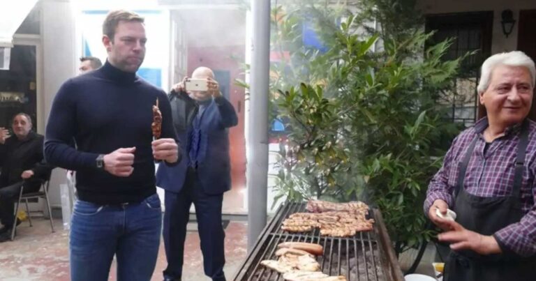 Ο Στέφανος Κασσελάκης έκανε Τσıκνοπέμπτη στην Τρίπολη και «τίμnσε» τα σουβλάκια της περιοχής
