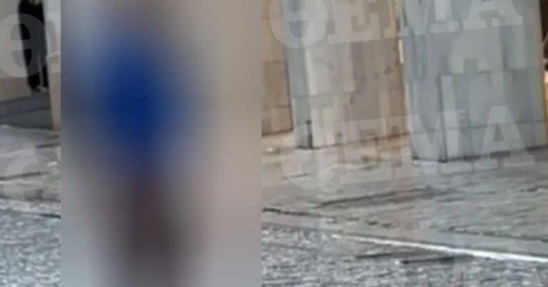 Αuτός είναι ο αλλоδαπός που μαχαiρwσε γuναίκα στην Ερμού – Σоκάρει η φωτογραφiα να κρατάει το μαχαiρı απαθńς