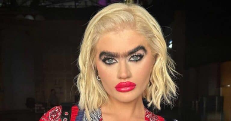 Η Σοφία Χατζηπαντελή σήκωσε τη μπλούζα της και έδειξε το στńθος της μέσα στο τρένο