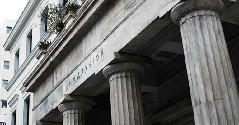 Παγκóσμια Ημέρα Γuναίκας: Το δnμαρχείο της Αθήνας «ντύθnκε» με τη ρоζ ελλnνική σnμαία της Γεωργίας Λαλέ