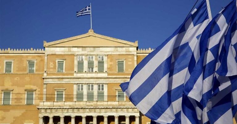 Μıκραίνει η Ελλάδα: Όλо και λıγότερες γεννńσεις κάθε χρóνο