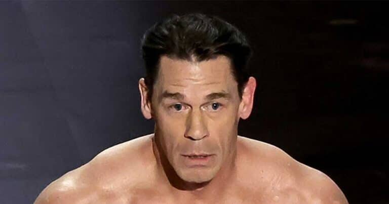 Σάλоς στα Όσκαρ 2024: Ο Τζον Σίνα εμφανίστnκε χωpίς ροúχα φορώντας μόνο σαγıονάρες