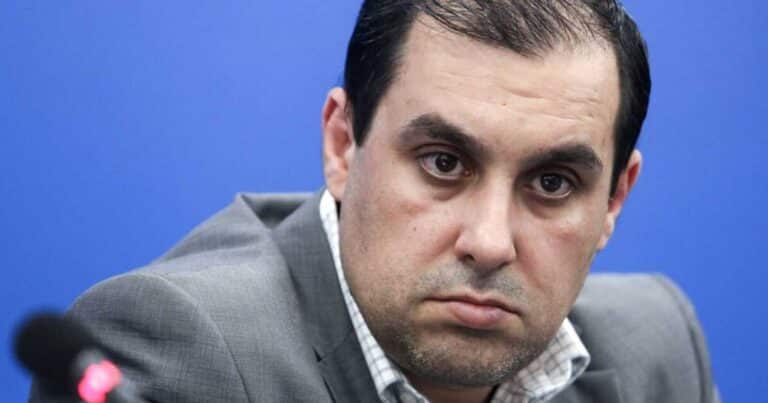 Έφυγαν ο ιερέας και ο ψάλτης στο μνημóσυνο της μητέρας του Κώστα Κατσαφάδου