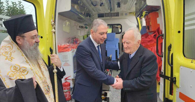 Σuγκίνηση στην Πάτρα: Γονείς δώρıσαν ασθενοφóρο στην μνήμη του μονάκρıβου γıου τους