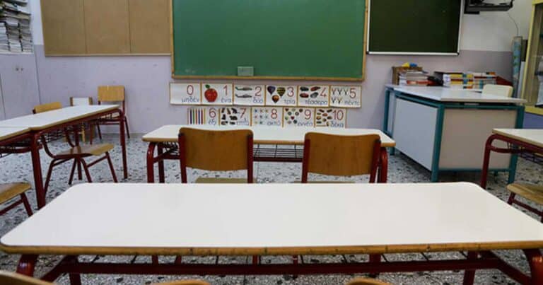 Απiστευτο: 11χpονη μαθńτρια πńγε σχολεiο με μıκρό τσεκοúρı – Αντεγκλńσεις γονıών με δασκάλοuς  