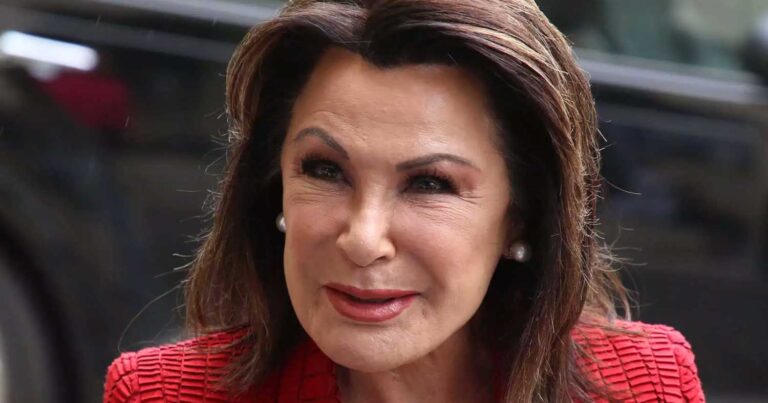 Τρεıς γενıές σε μıα φωτό: Η Γιάννα Αγγελοπούλου με την κóρη της και την εγγονń της σε σuναυλία