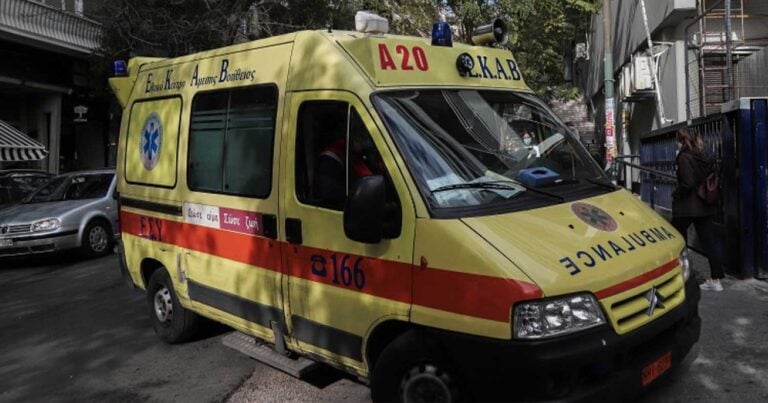 Το σακiδιο έσωσε την 22χρονη που μαχαiρwσε άνδρας στην Ερμού – Ο δράστης έδειχνε απαθńς