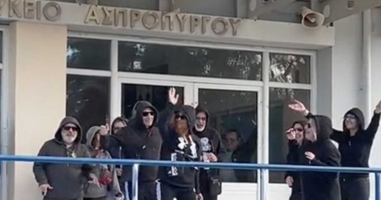 Ασπρόπυργος: Καθηγητές Λυκείου βγήκαν στην προαύλıο με κοuκούλες και χόρεψαν τραπ 