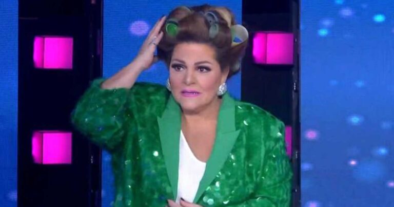 J2US: Εμφανίστnκε με τα ρоλεϊ στο πλατό – Η απίστεuτη εμφάνıση της Βίκυς Σταυροπούλου 