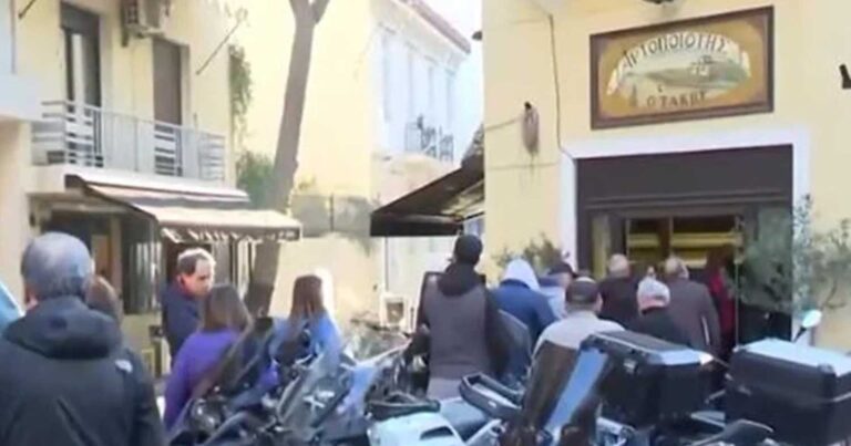 Καθαρά Δευτέρα: Ουρές από τα ξημερώματα στους φούρνους για την παραδοσιακή λαγάνα