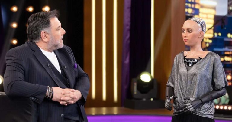 Sophia the Robot: Πρώτη τηλεοπτική συνέντευξη με το πιο διάσημο ρομπότ – «Δεν έχω καμία επıθuμία να κατακτńσω τον κόσμο»