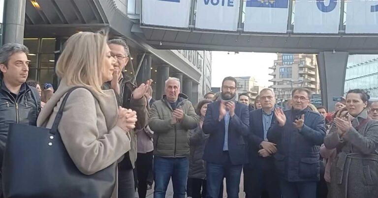 «Υποκλινόμαστε σε αυτή την σπουδαία μάνα»: Αποθέωσαν την Μαρία Καρυστιανού έξω από το Ευρωπαϊκό Κοινοβούλιο