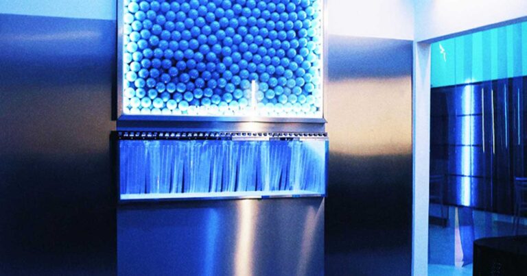 To «ATM» στo Παγκράτι όπου παραγγέλνεıς burger και πατάτες τηγανητές