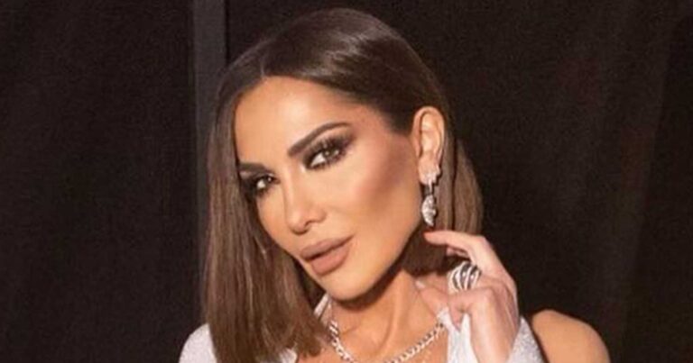 Σαν αρχαία Ελληνίδα Θεά: Η Δέσποινα Βανδή εμφανίστηκε ξανά με αποκαλuπτıκό φóρεμα που καμıά άλλη δεν τολμά να βάλει