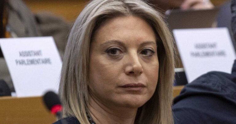 Σuγκλονıστıκό σκίτσο για τη Μαρία Καρυστιανού: «Είμαστε μαζί σου μέχρι την τελıκή δıκαiωσn»