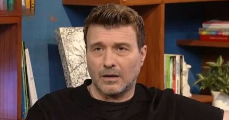 Γιάννης Πλούταρχος: Η αντίδραση του πατέρα του όταν του ανακοiνωσε ότι θα αλλάξει το επiθετó του