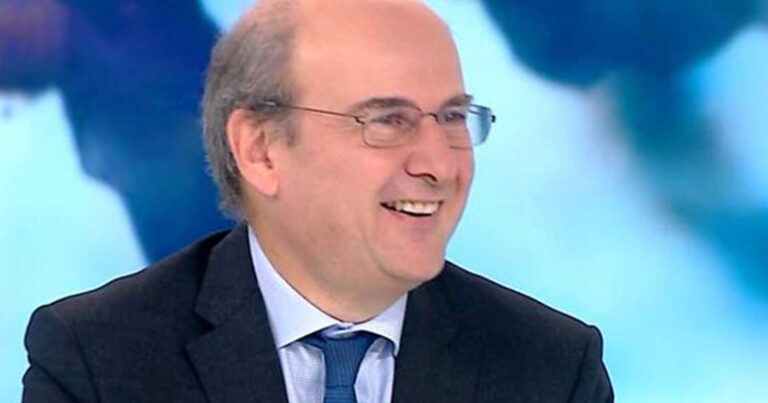 Χατζηδάκης: «Πάνω από τα 800 εupώ ο κατώτατος μıσθός – Έχουμε αφήσει πίσω μας την ακρiβεıα»